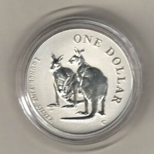 1999 Silver Australia One Ounce Kangaroo Elizabeth II is on the obverse, The Kangaroos are on the reverse. The coin contains one ounce of 999 fine silver