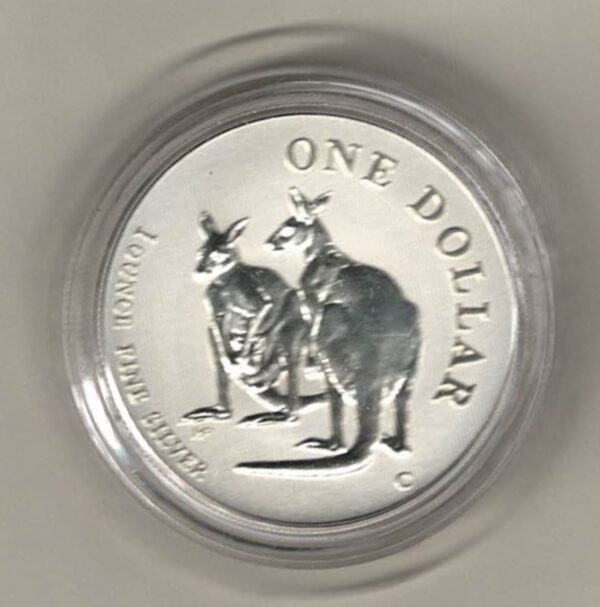 1999 Silver Australia One Ounce Kangaroo Elizabeth II is on the obverse, The Kangaroos are on the reverse. The coin contains one ounce of 999 fine silver