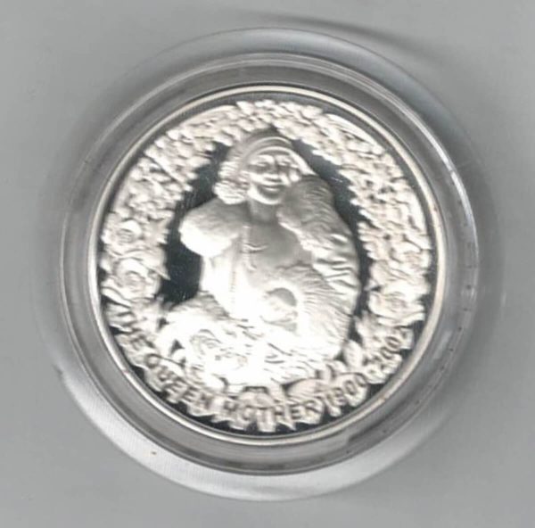 Boxed 2002 Australia Silver Proof One Ounce The Queen Mother. Elizabeth II is on the obverse, The coin contains one ounce of 999 fine silver.