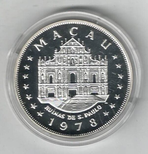 1978 Macau Grand Prix Anniversary Silver Proof One Hundred Patacas. The obverse side of this coin features the script in Latin.