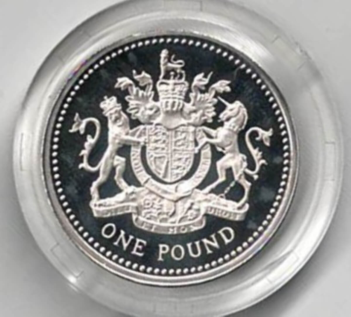 2008 One Pound Silver Proof Coin in presentation box. Elizabeth II features on obverse. All coins in stock and ready to despatch.