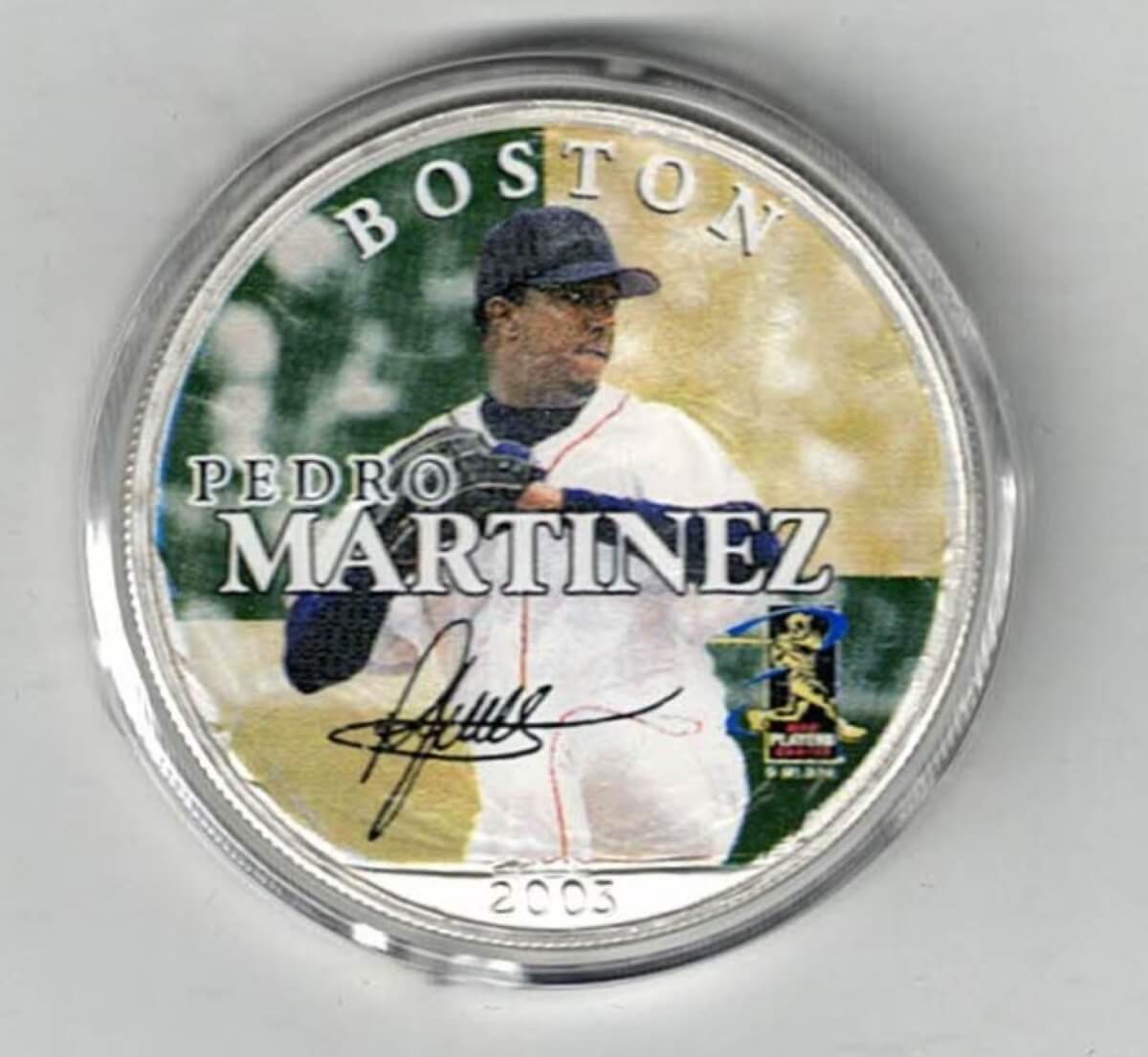 Boxed 2003 Silver USA One Ounce Eagle Colourised MLB Pedro Martinez Coin. An eagle is on the reverse. The coin contains one ounce of 999 fine silver.