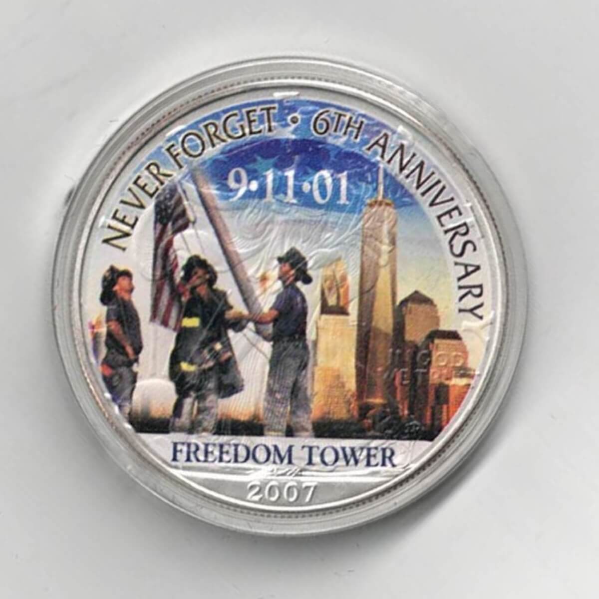 Boxed 2007 Silver USA One Ounce Eagle Colourised Freedom Tower Coin. An eagle is on the reverse. The coin contains one ounce of 999 fine silver.