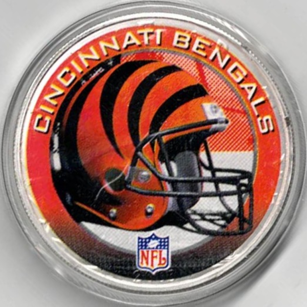 Boxed 2003 Silver USA One Ounce Eagle Colourised NFL Cincinnati Bengals Coin. An eagle is on the reverse. The coin contains one ounce of 999 fine silver.