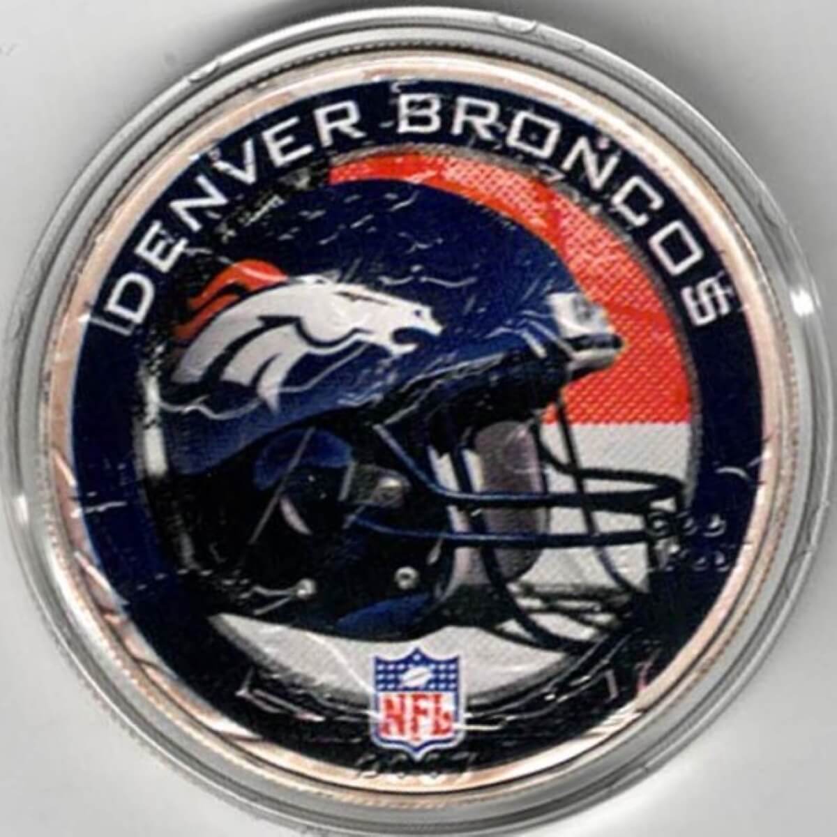 Boxed 2007 Silver USA One Ounce Eagle Colourised NFL Denver Broncos Coin. An eagle is on the reverse. The coin contains one ounce of 999 fine silver.